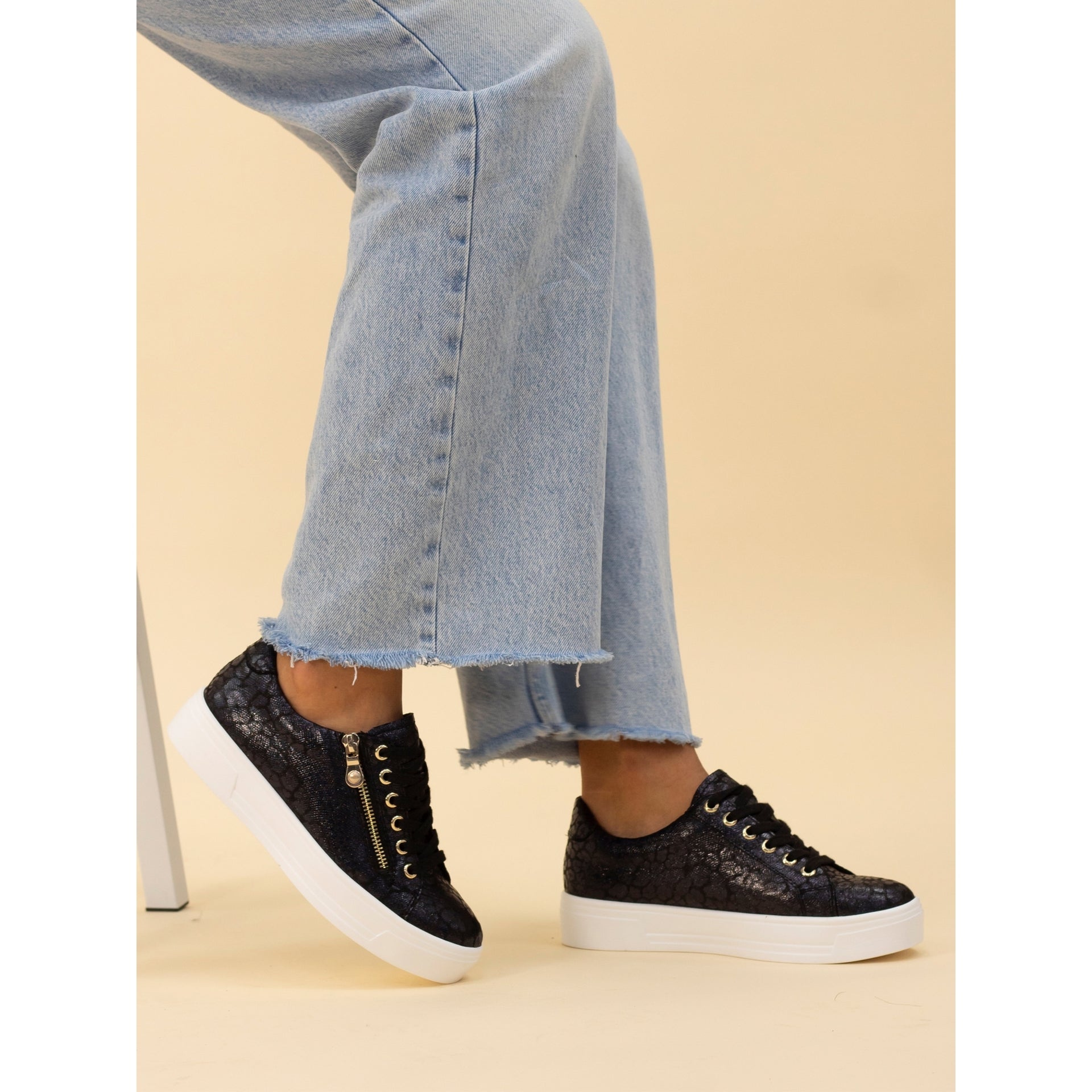 Charm Black Trainer