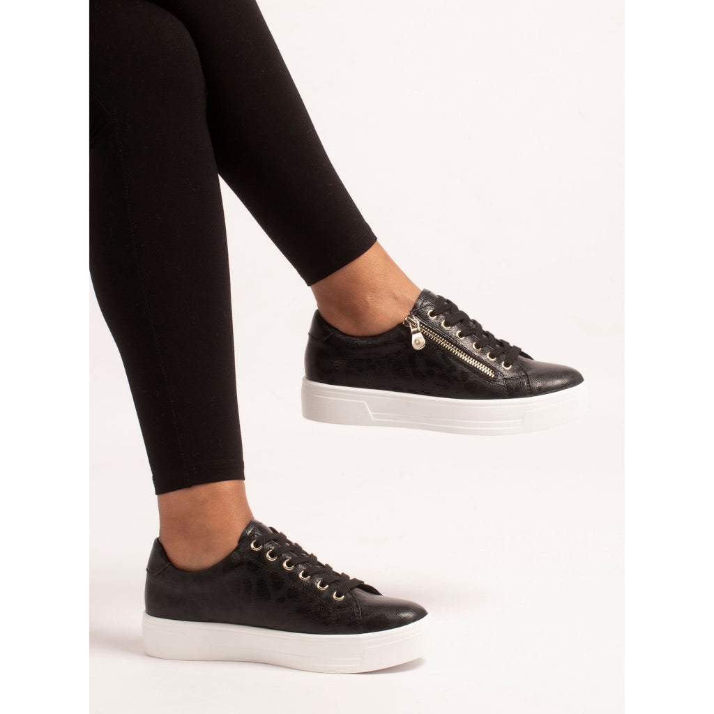 Charm II Black Trainer
