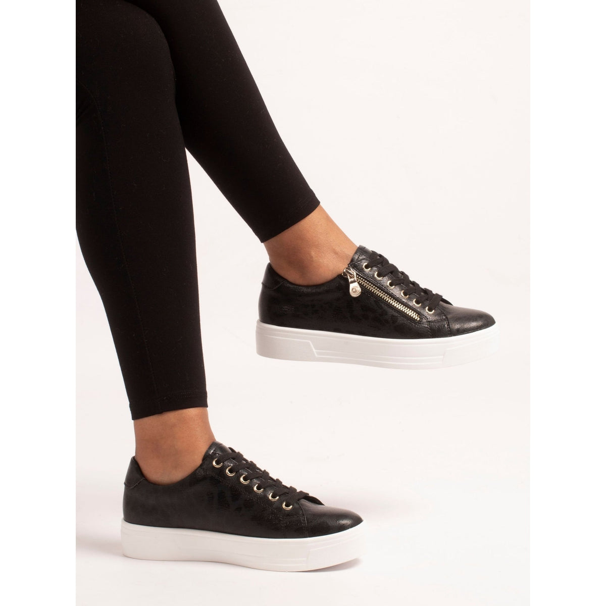 Charm II Black Trainer