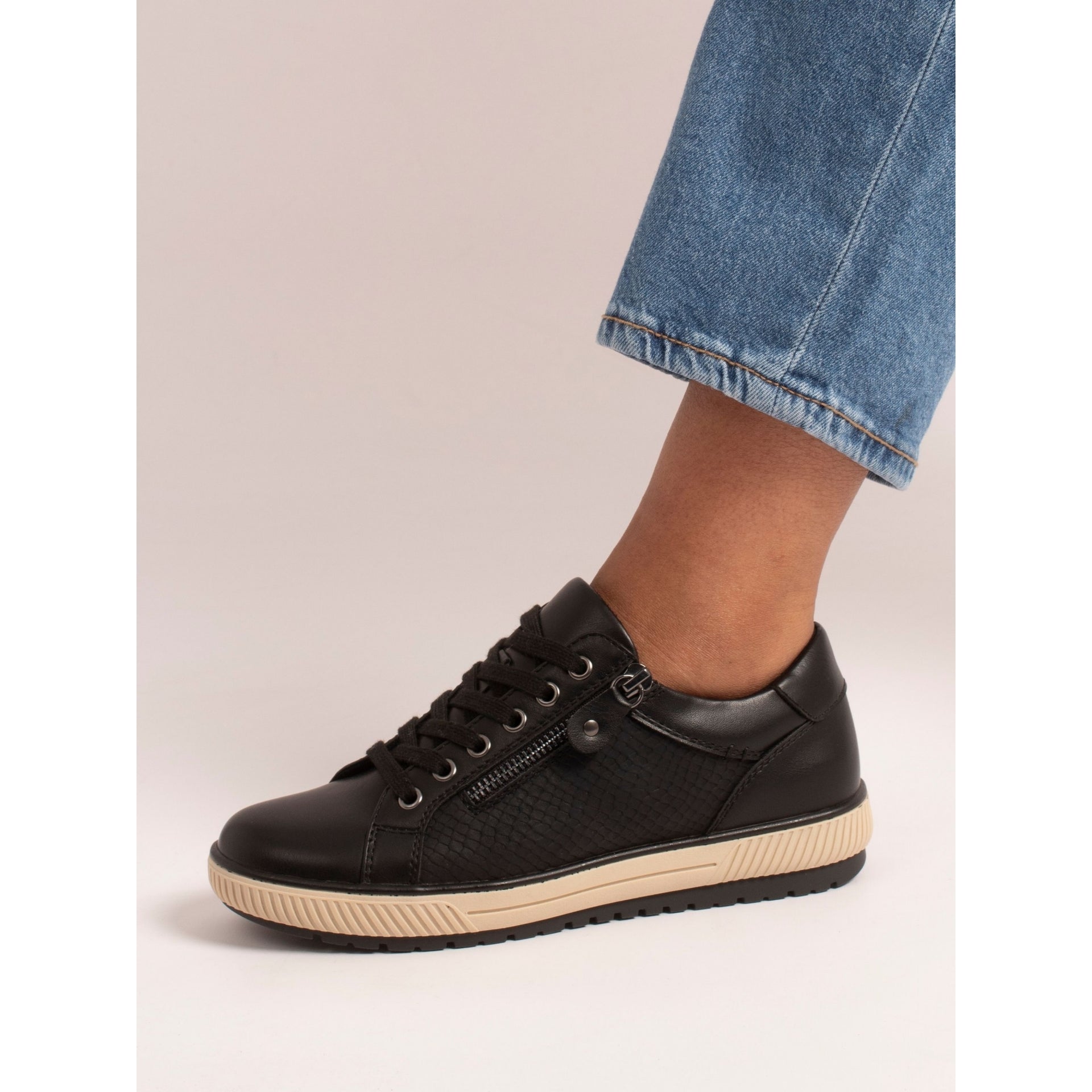 Shaka Black Trainer